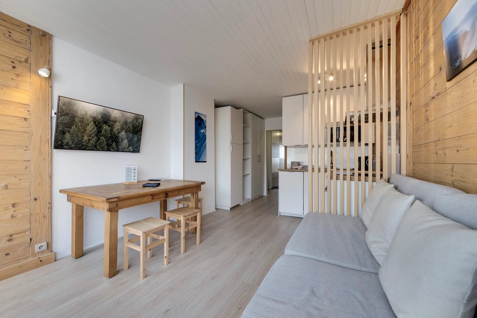 2100 B24 — Tignes
